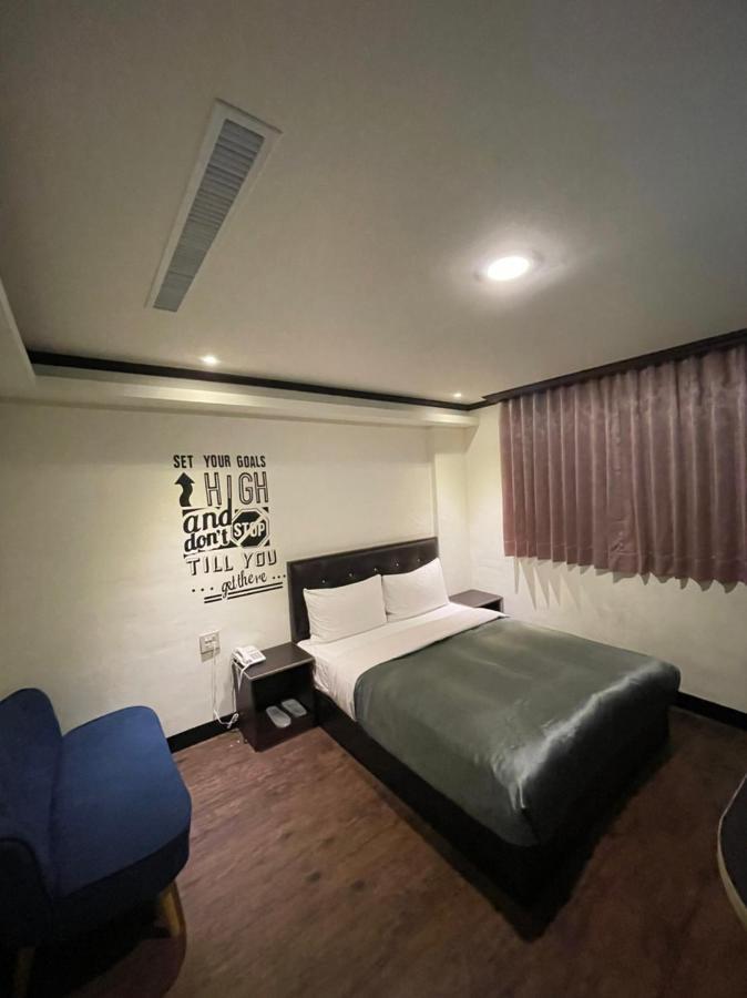 Holiday Business Hotel Taitung Экстерьер фото