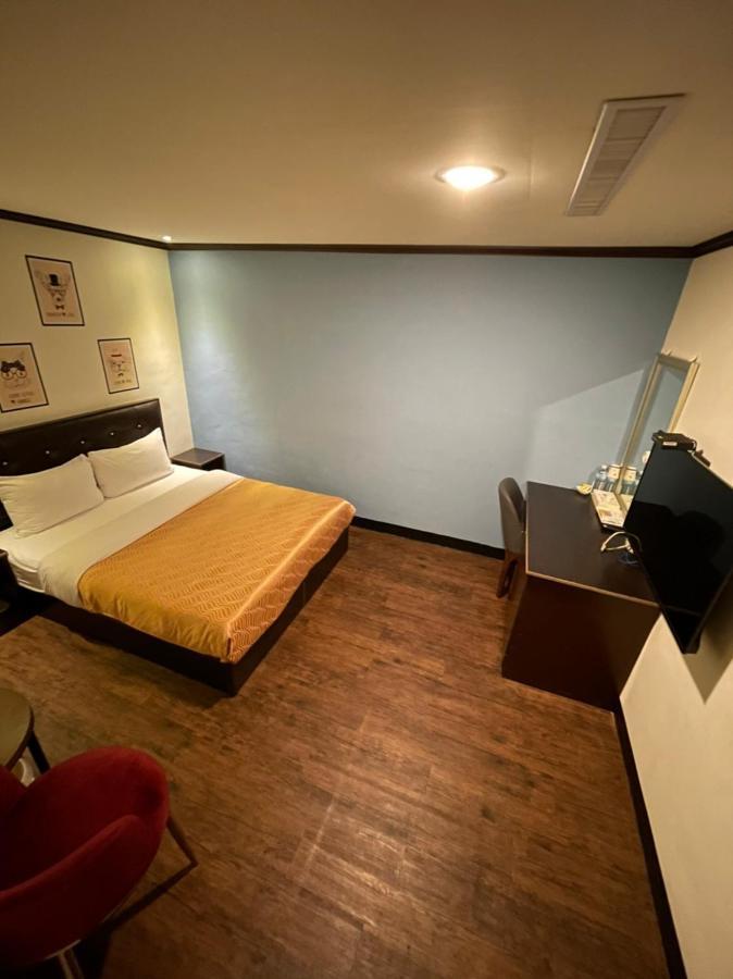 Holiday Business Hotel Taitung Экстерьер фото