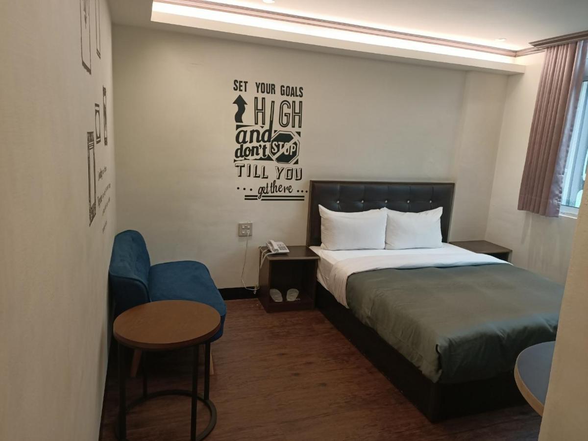Holiday Business Hotel Taitung Экстерьер фото