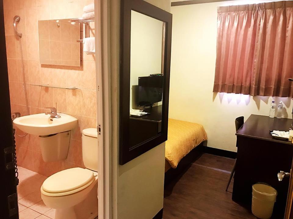 Holiday Business Hotel Taitung Экстерьер фото